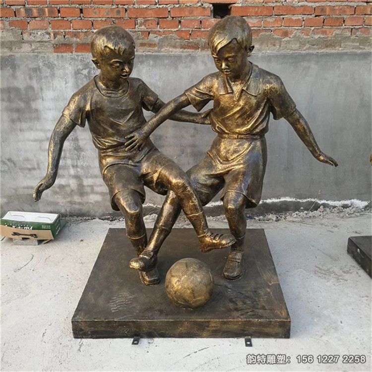 公園兩個小孩踢足球雕塑，校園運(yùn)動人物雕塑加工廠家
